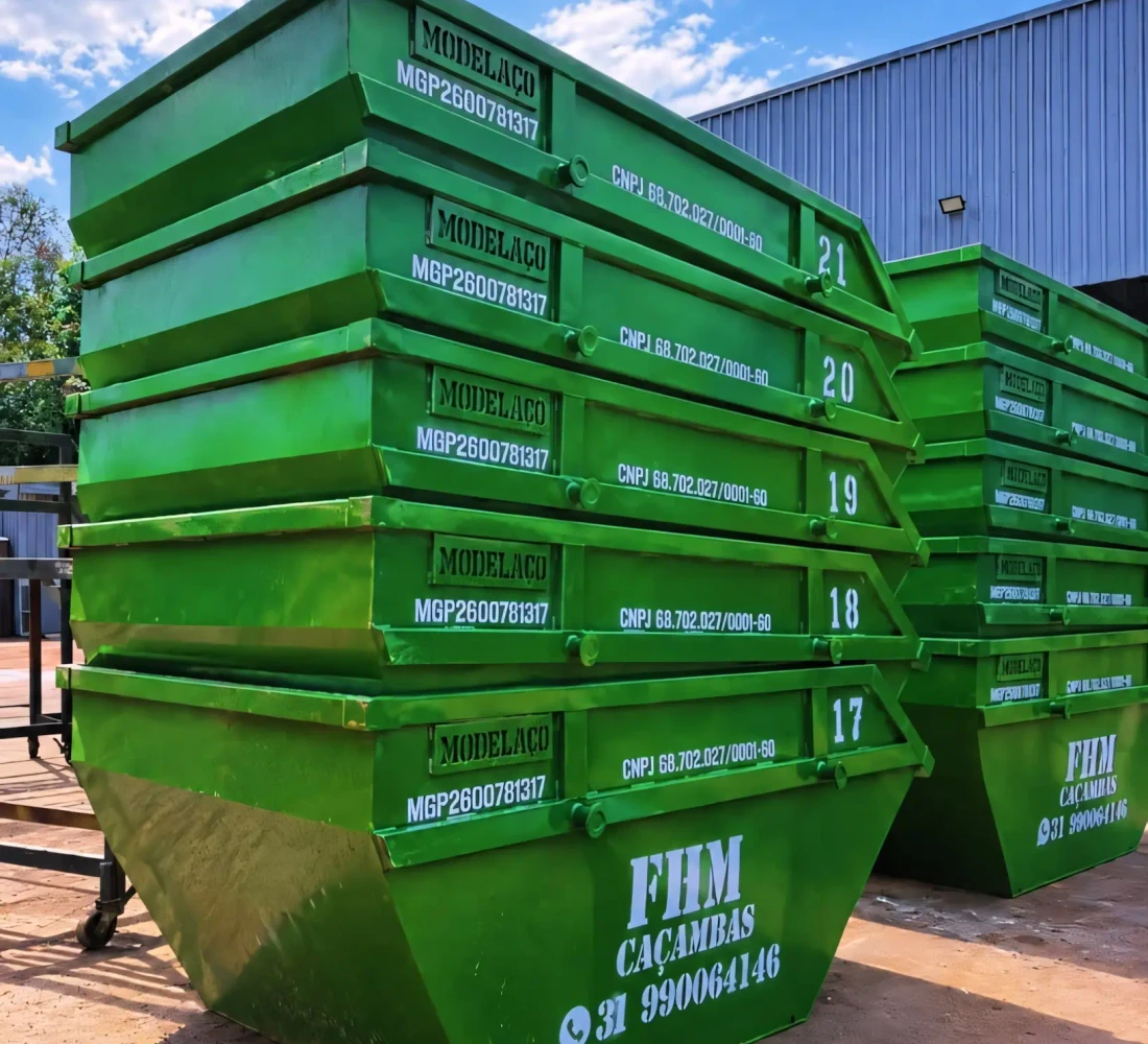 Caçambas estacionárias verdes da FHM organizadas no pátio.
