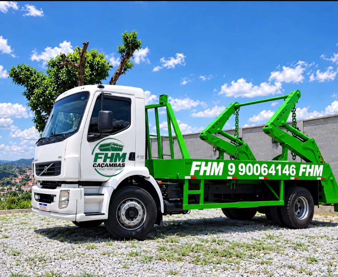 Caminhão branco da FHM com equipamento verde para transportar caçambas.