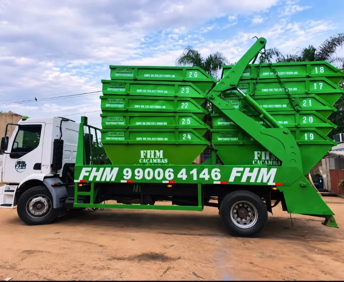 Caminhão e caçambas verdes da frota da FHM estacionados juntos.